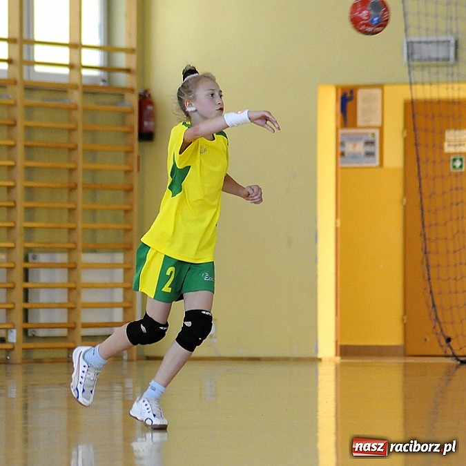 Zdjęcie w galerii na portalu naszraciborz.pl: Adeptki szczypiorniaka grały w Pietrowicach wiadomości z regionu