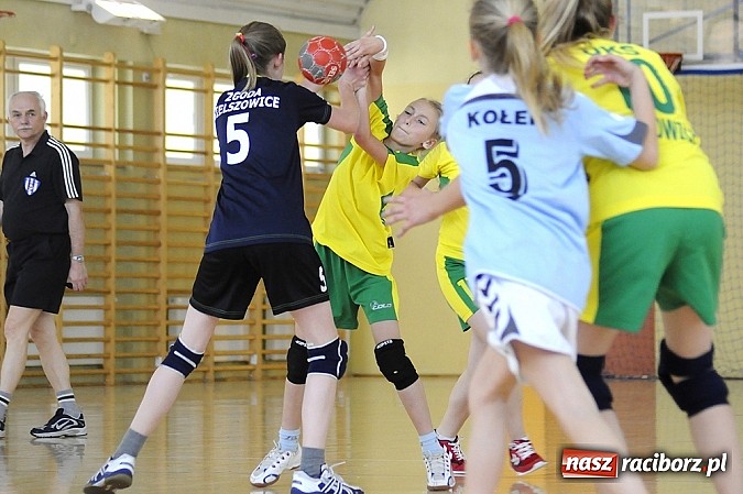 Zdjęcie w galerii na portalu naszraciborz.pl: Adeptki szczypiorniaka grały w Pietrowicach wiadomości z regionu