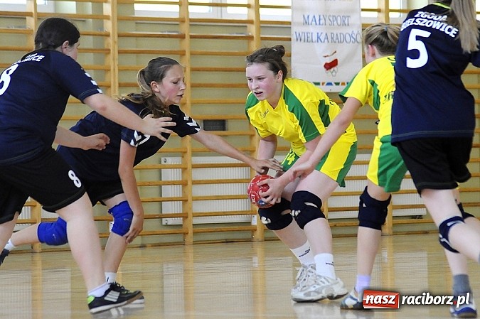 Zdjęcie w galerii na portalu naszraciborz.pl: Adeptki szczypiorniaka grały w Pietrowicach wiadomości z regionu