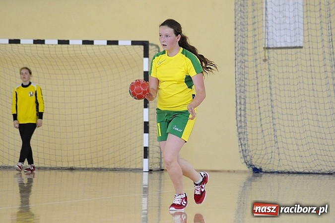 Zdjęcie w galerii na portalu naszraciborz.pl: Adeptki szczypiorniaka grały w Pietrowicach wiadomości z regionu