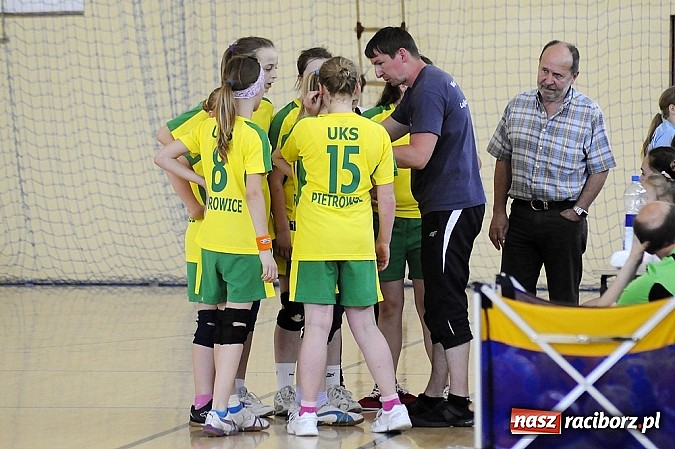 Zdjęcie w galerii na portalu naszraciborz.pl: Adeptki szczypiorniaka grały w Pietrowicach wiadomości z regionu