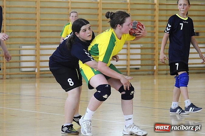 Zdjęcie w galerii na portalu naszraciborz.pl: Adeptki szczypiorniaka grały w Pietrowicach wiadomości z regionu