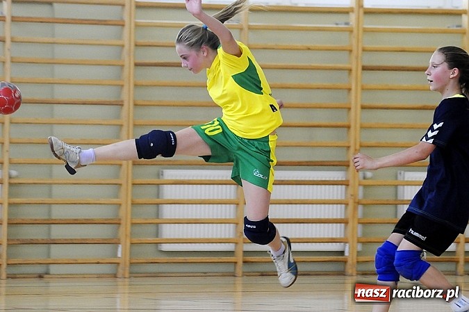 Zdjęcie w galerii na portalu naszraciborz.pl: Adeptki szczypiorniaka grały w Pietrowicach wiadomości z regionu