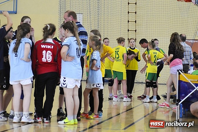 Zdjęcie w galerii na portalu naszraciborz.pl: Adeptki szczypiorniaka grały w Pietrowicach wiadomości z regionu