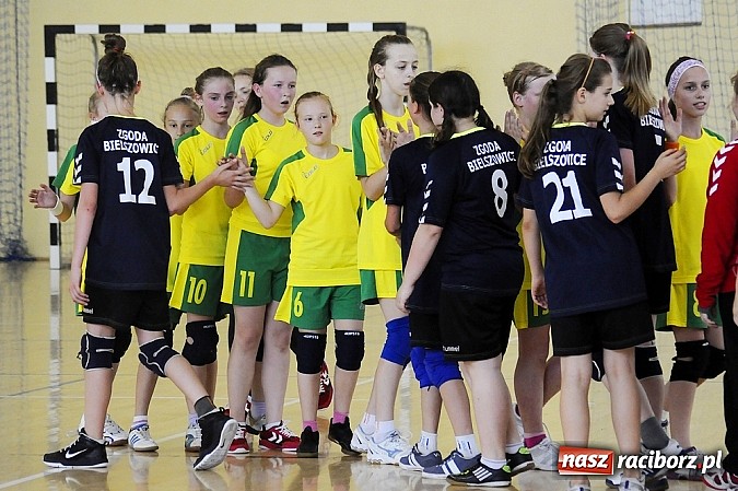 Zdjęcie w galerii na portalu naszraciborz.pl: Adeptki szczypiorniaka grały w Pietrowicach wiadomości z regionu