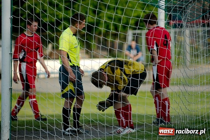 Zdjęcie w galerii na portalu naszraciborz.pl: Grad goli w Chałupkach. Jubilat górą wiadomości z regionu