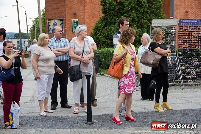 Zdjęcie w galerii na portalu naszraciborz.pl: Międzynarodowa parada z Rynku na zamek wiadomości z regionu