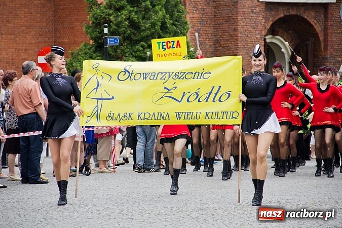 Zdjęcie w galerii na portalu naszraciborz.pl: Międzynarodowa parada z Rynku na zamek wiadomości z regionu