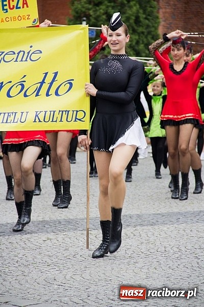 Zdjęcie w galerii na portalu naszraciborz.pl: Międzynarodowa parada z Rynku na zamek wiadomości z regionu