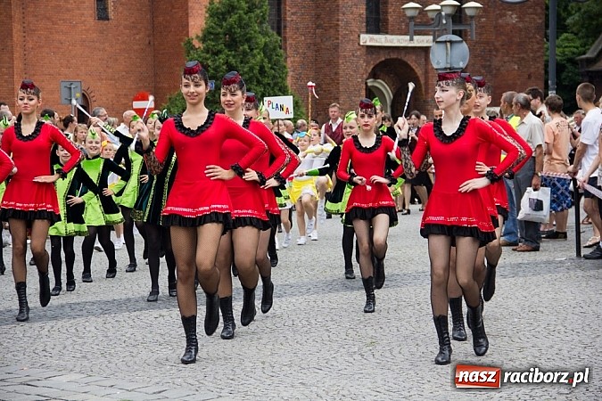 Zdjęcie w galerii na portalu naszraciborz.pl: Międzynarodowa parada z Rynku na zamek wiadomości z regionu