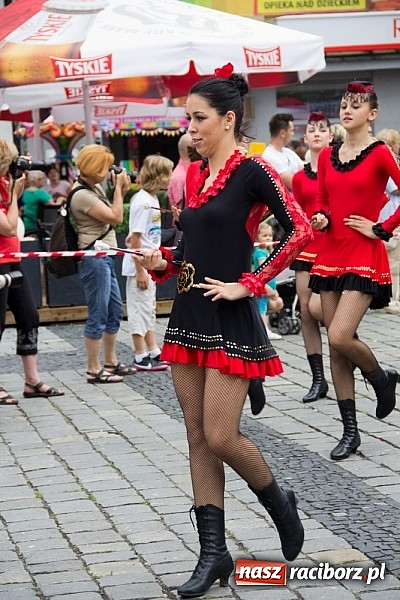 Zdjęcie w galerii na portalu naszraciborz.pl: Międzynarodowa parada z Rynku na zamek wiadomości z regionu