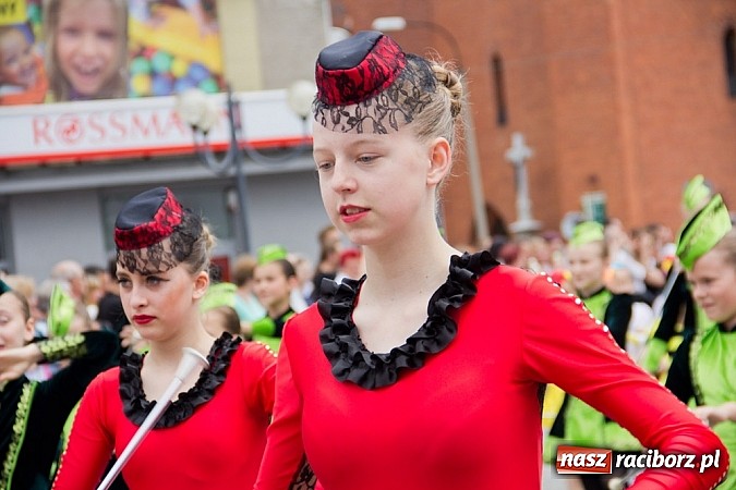 Zdjęcie w galerii na portalu naszraciborz.pl: Międzynarodowa parada z Rynku na zamek wiadomości z regionu
