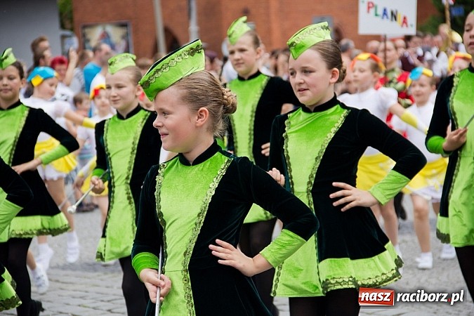 Zdjęcie w galerii na portalu naszraciborz.pl: Międzynarodowa parada z Rynku na zamek wiadomości z regionu
