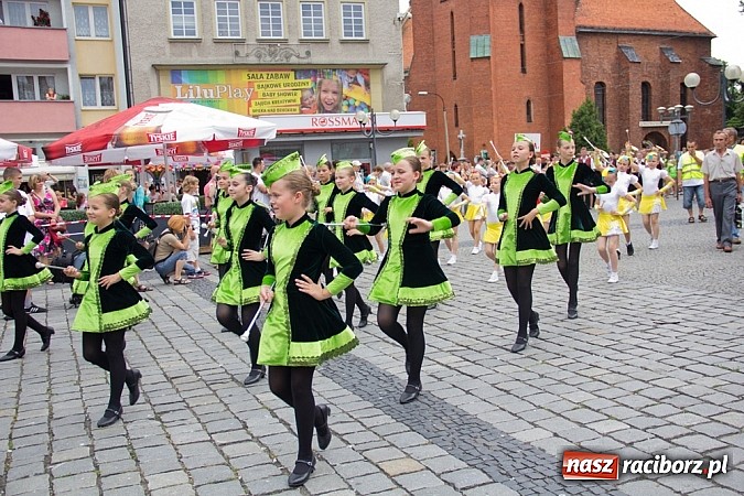 Zdjęcie w galerii na portalu naszraciborz.pl: Międzynarodowa parada z Rynku na zamek wiadomości z regionu