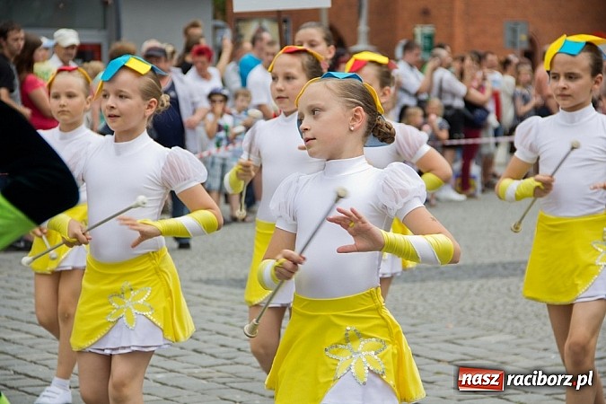 Zdjęcie w galerii na portalu naszraciborz.pl: Międzynarodowa parada z Rynku na zamek wiadomości z regionu