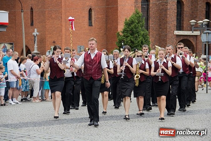 Zdjęcie w galerii na portalu naszraciborz.pl: Międzynarodowa parada z Rynku na zamek wiadomości z regionu