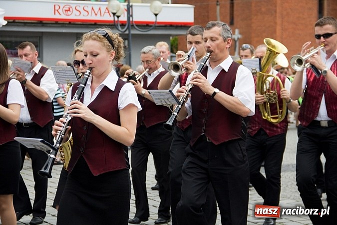 Zdjęcie w galerii na portalu naszraciborz.pl: Międzynarodowa parada z Rynku na zamek wiadomości z regionu