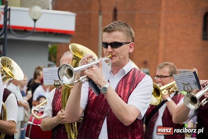Zdjęcie w galerii na portalu naszraciborz.pl: Międzynarodowa parada z Rynku na zamek wiadomości z regionu