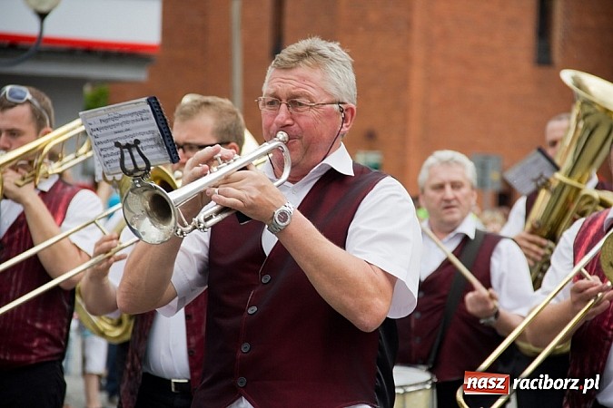 Zdjęcie w galerii na portalu naszraciborz.pl: Międzynarodowa parada z Rynku na zamek wiadomości z regionu