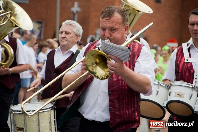Zdjęcie w galerii na portalu naszraciborz.pl: Międzynarodowa parada z Rynku na zamek wiadomości z regionu