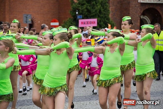 Zdjęcie w galerii na portalu naszraciborz.pl: Międzynarodowa parada z Rynku na zamek wiadomości z regionu