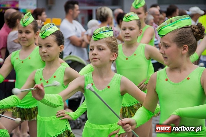 Zdjęcie w galerii na portalu naszraciborz.pl: Międzynarodowa parada z Rynku na zamek wiadomości z regionu