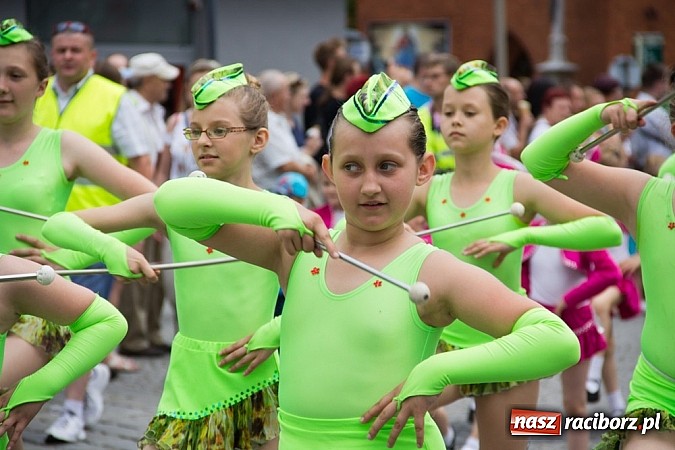 Zdjęcie w galerii na portalu naszraciborz.pl: Międzynarodowa parada z Rynku na zamek wiadomości z regionu