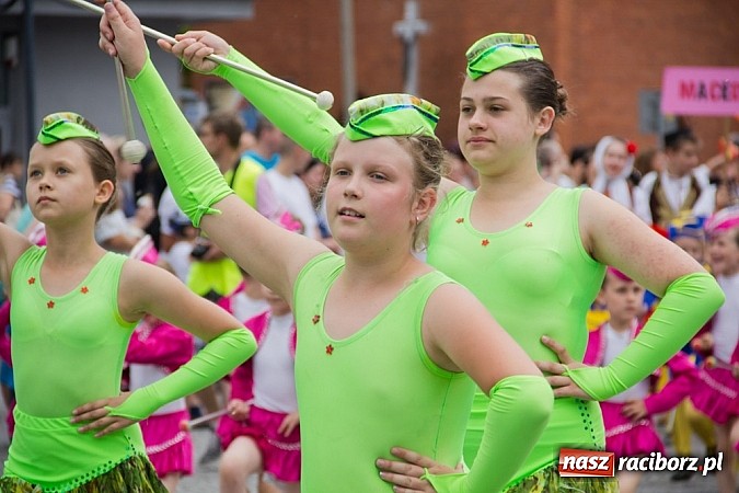 Zdjęcie w galerii na portalu naszraciborz.pl: Międzynarodowa parada z Rynku na zamek wiadomości z regionu