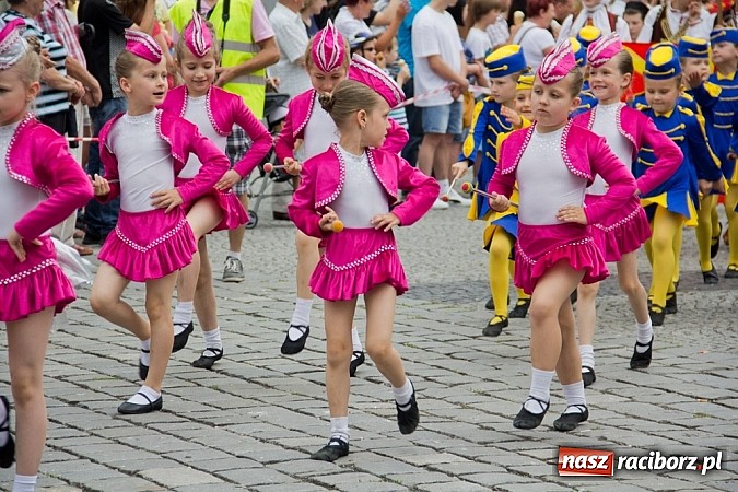 Zdjęcie w galerii na portalu naszraciborz.pl: Międzynarodowa parada z Rynku na zamek wiadomości z regionu