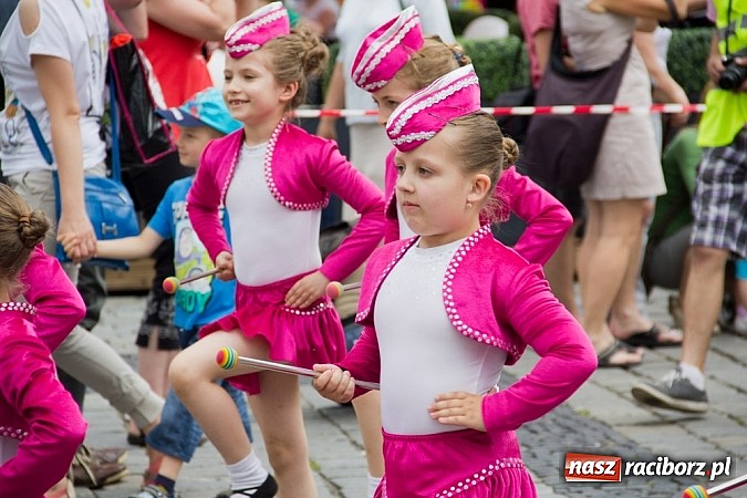 Zdjęcie w galerii na portalu naszraciborz.pl: Międzynarodowa parada z Rynku na zamek wiadomości z regionu