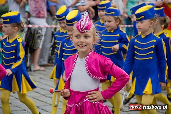 Zdjęcie w galerii na portalu naszraciborz.pl: Międzynarodowa parada z Rynku na zamek wiadomości z regionu