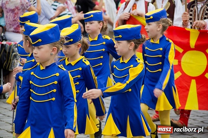 Zdjęcie w galerii na portalu naszraciborz.pl: Międzynarodowa parada z Rynku na zamek wiadomości z regionu