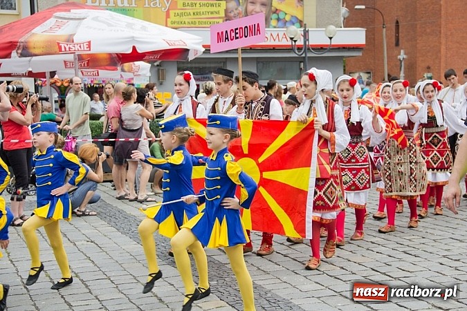 Zdjęcie w galerii na portalu naszraciborz.pl: Międzynarodowa parada z Rynku na zamek wiadomości z regionu