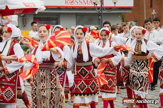 Zdjęcie w galerii na portalu naszraciborz.pl: Międzynarodowa parada z Rynku na zamek wiadomości z regionu