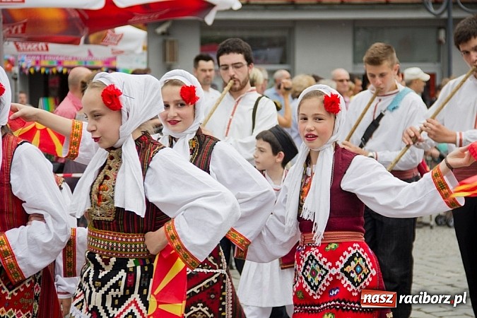 Zdjęcie w galerii na portalu naszraciborz.pl: Międzynarodowa parada z Rynku na zamek wiadomości z regionu