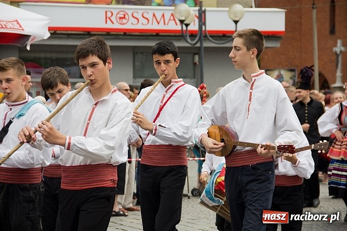 Zdjęcie w galerii na portalu naszraciborz.pl: Międzynarodowa parada z Rynku na zamek wiadomości z regionu
