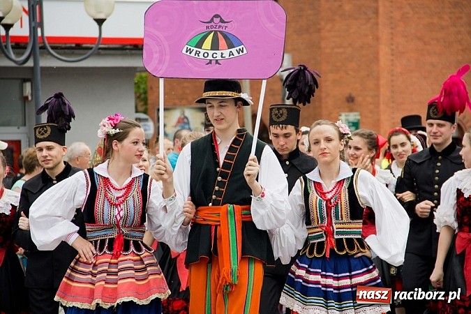 Zdjęcie w galerii na portalu naszraciborz.pl: Międzynarodowa parada z Rynku na zamek wiadomości z regionu