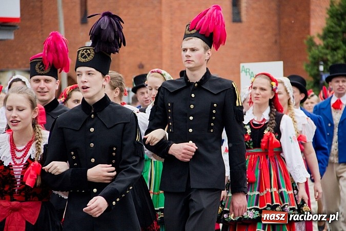 Zdjęcie w galerii na portalu naszraciborz.pl: Międzynarodowa parada z Rynku na zamek wiadomości z regionu