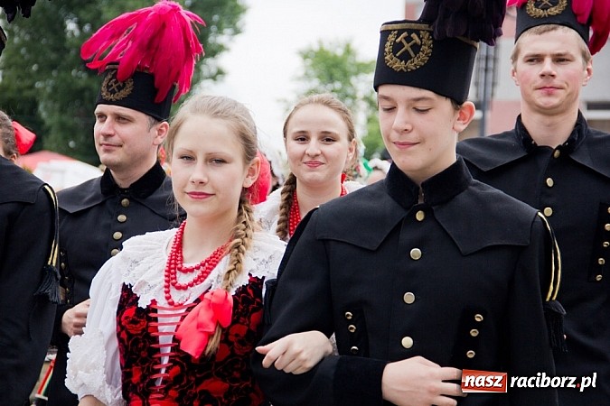 Zdjęcie w galerii na portalu naszraciborz.pl: Międzynarodowa parada z Rynku na zamek wiadomości z regionu