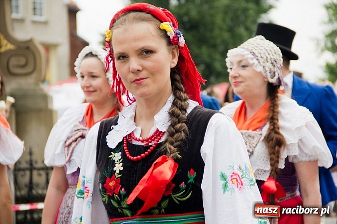 Zdjęcie w galerii na portalu naszraciborz.pl: Międzynarodowa parada z Rynku na zamek wiadomości z regionu