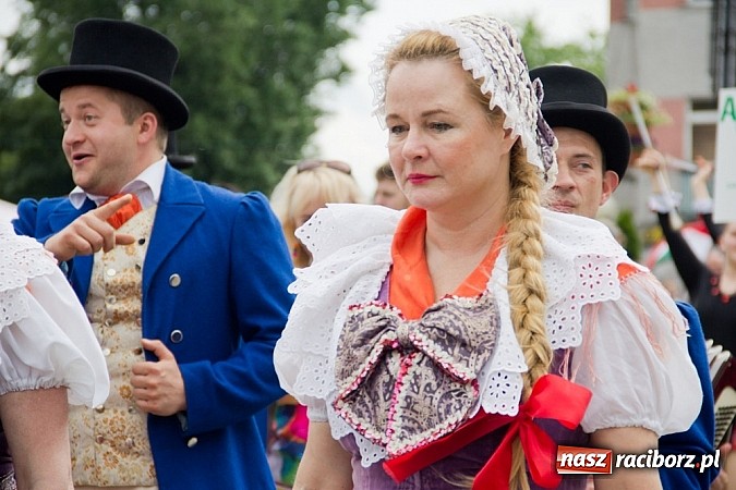 Zdjęcie w galerii na portalu naszraciborz.pl: Międzynarodowa parada z Rynku na zamek wiadomości z regionu