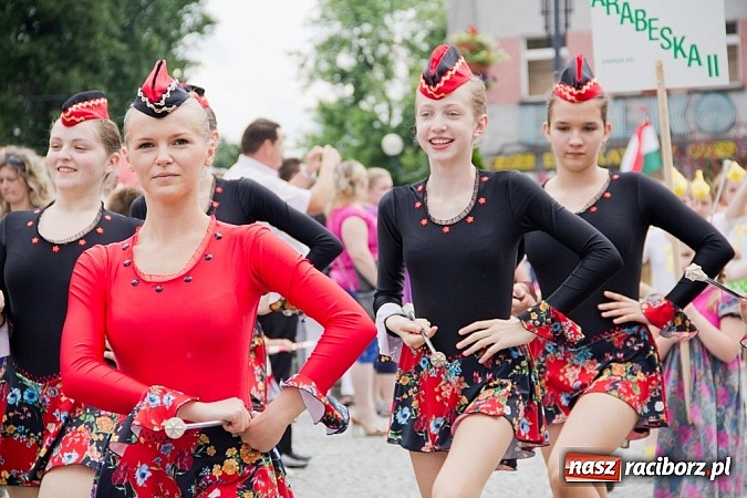 Zdjęcie w galerii na portalu naszraciborz.pl: Międzynarodowa parada z Rynku na zamek wiadomości z regionu