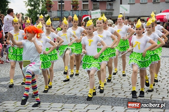 Zdjęcie w galerii na portalu naszraciborz.pl: Międzynarodowa parada z Rynku na zamek wiadomości z regionu