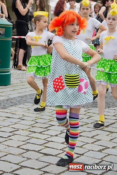 Zdjęcie w galerii na portalu naszraciborz.pl: Międzynarodowa parada z Rynku na zamek wiadomości z regionu