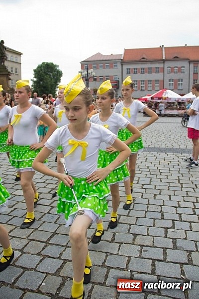 Zdjęcie w galerii na portalu naszraciborz.pl: Międzynarodowa parada z Rynku na zamek wiadomości z regionu
