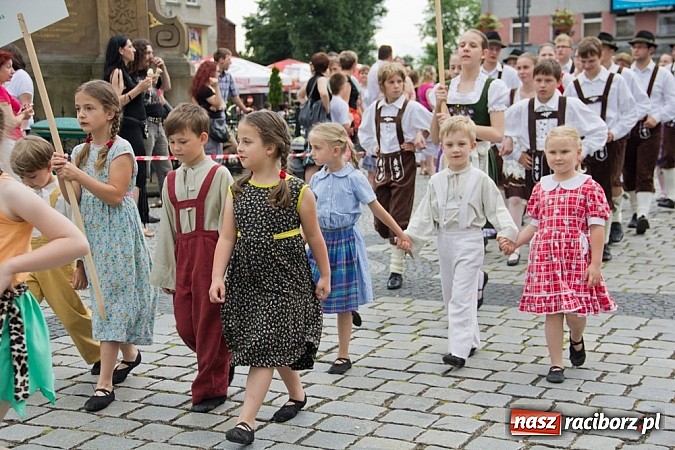Zdjęcie w galerii na portalu naszraciborz.pl: Międzynarodowa parada z Rynku na zamek wiadomości z regionu
