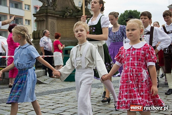 Zdjęcie w galerii na portalu naszraciborz.pl: Międzynarodowa parada z Rynku na zamek wiadomości z regionu
