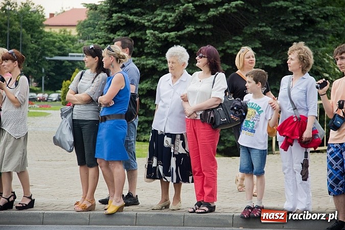 Zdjęcie w galerii na portalu naszraciborz.pl: Międzynarodowa parada z Rynku na zamek wiadomości z regionu