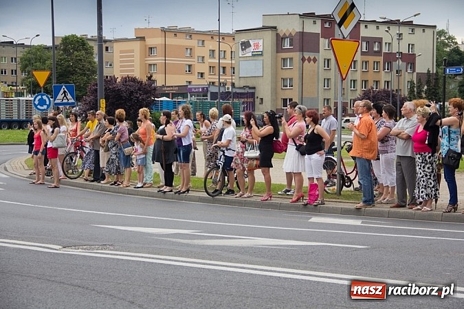 Zdjęcie w galerii na portalu naszraciborz.pl: Międzynarodowa parada z Rynku na zamek wiadomości z regionu