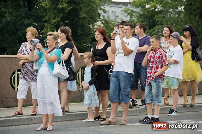 Zdjęcie w galerii na portalu naszraciborz.pl: Międzynarodowa parada z Rynku na zamek wiadomości z regionu